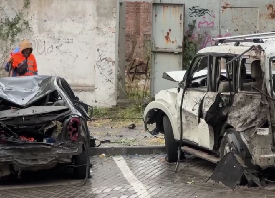 Изуродованные здания и обгоревшие авто: как выглядит центр города Днепра после российской атаки. Фото и видео