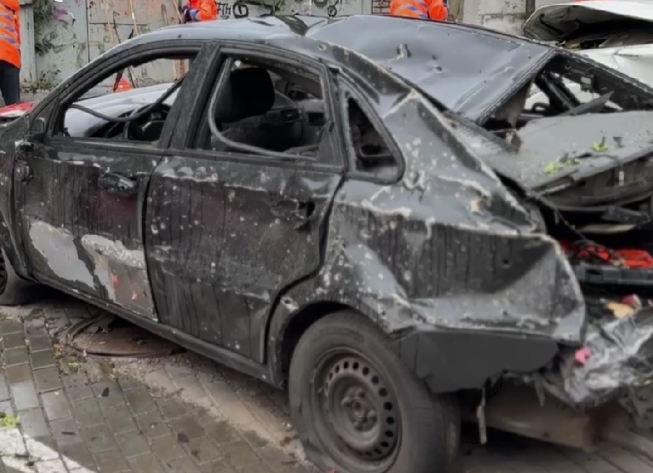 Изуродованные здания и обгоревшие авто: как выглядит центр города Днепра после российской атаки. Фото и видео