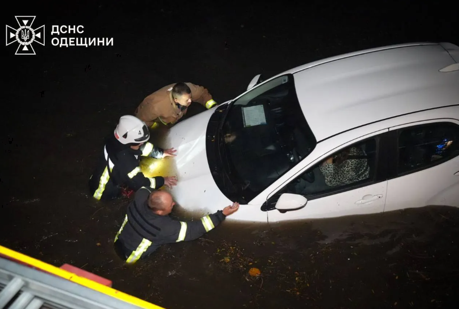 "Возвращалась домой": в Одессе из-за наводнения погибла 38-летняя сотрудница "Укрзализныци"