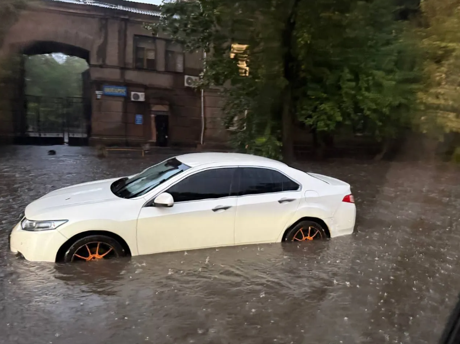 "Возвращалась домой": в Одессе из-за наводнения погибла 38-летняя сотрудница "Укрзализныци"