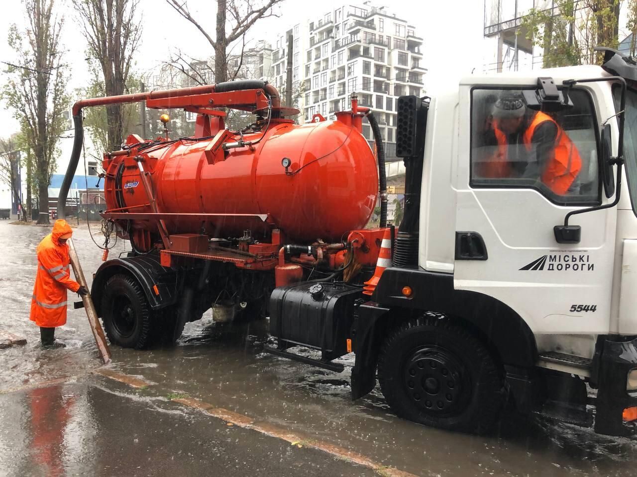 Зеленський доручив провести перевірку через трагедію в Одесі, де внаслідок негоди загинули 9 людей: в області оголошено день жалоби