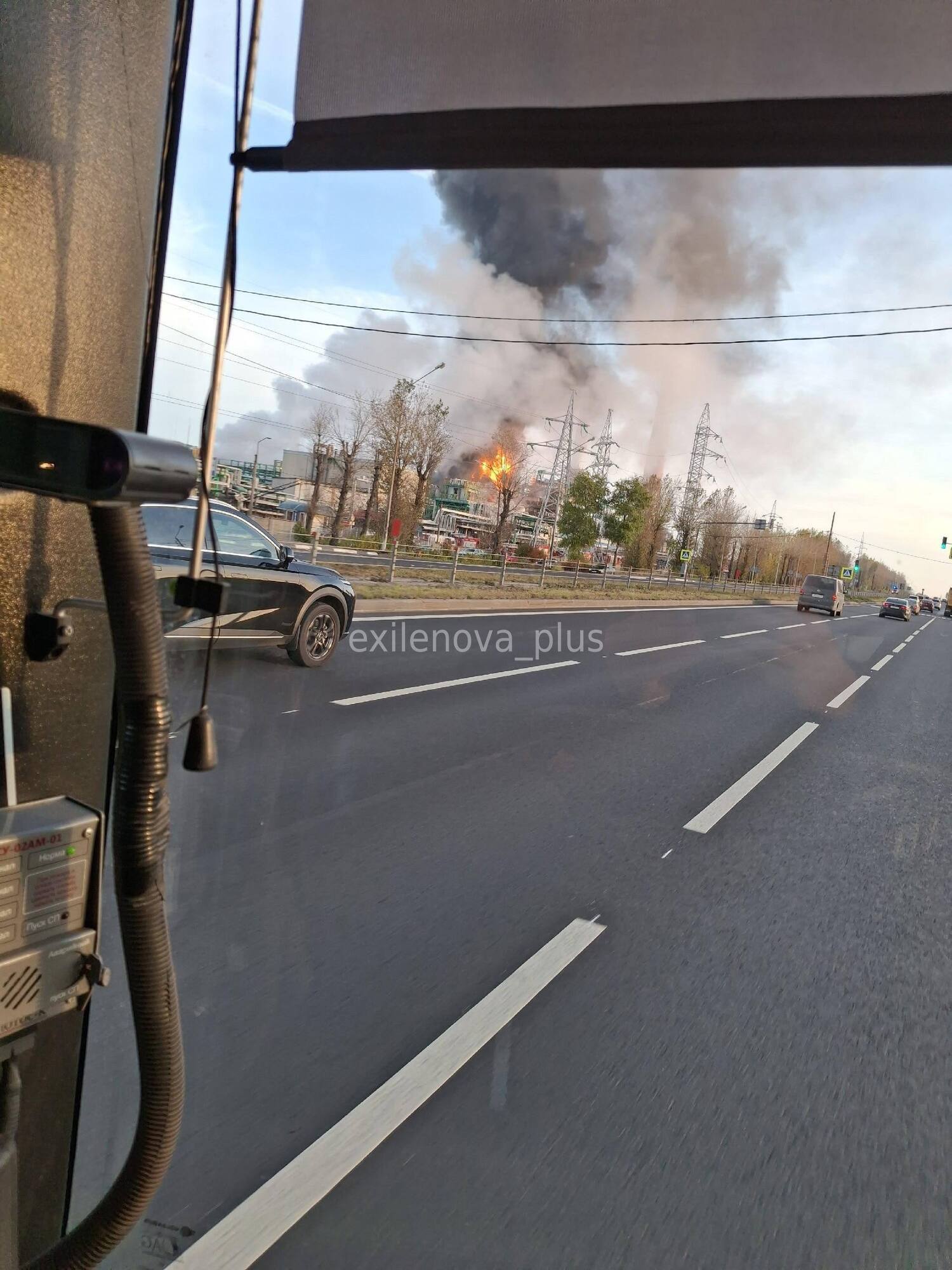 Столб дыма виден издалека: в российском Ярославле вспыхнул мощный пожар на НПЗ. Фото и видео