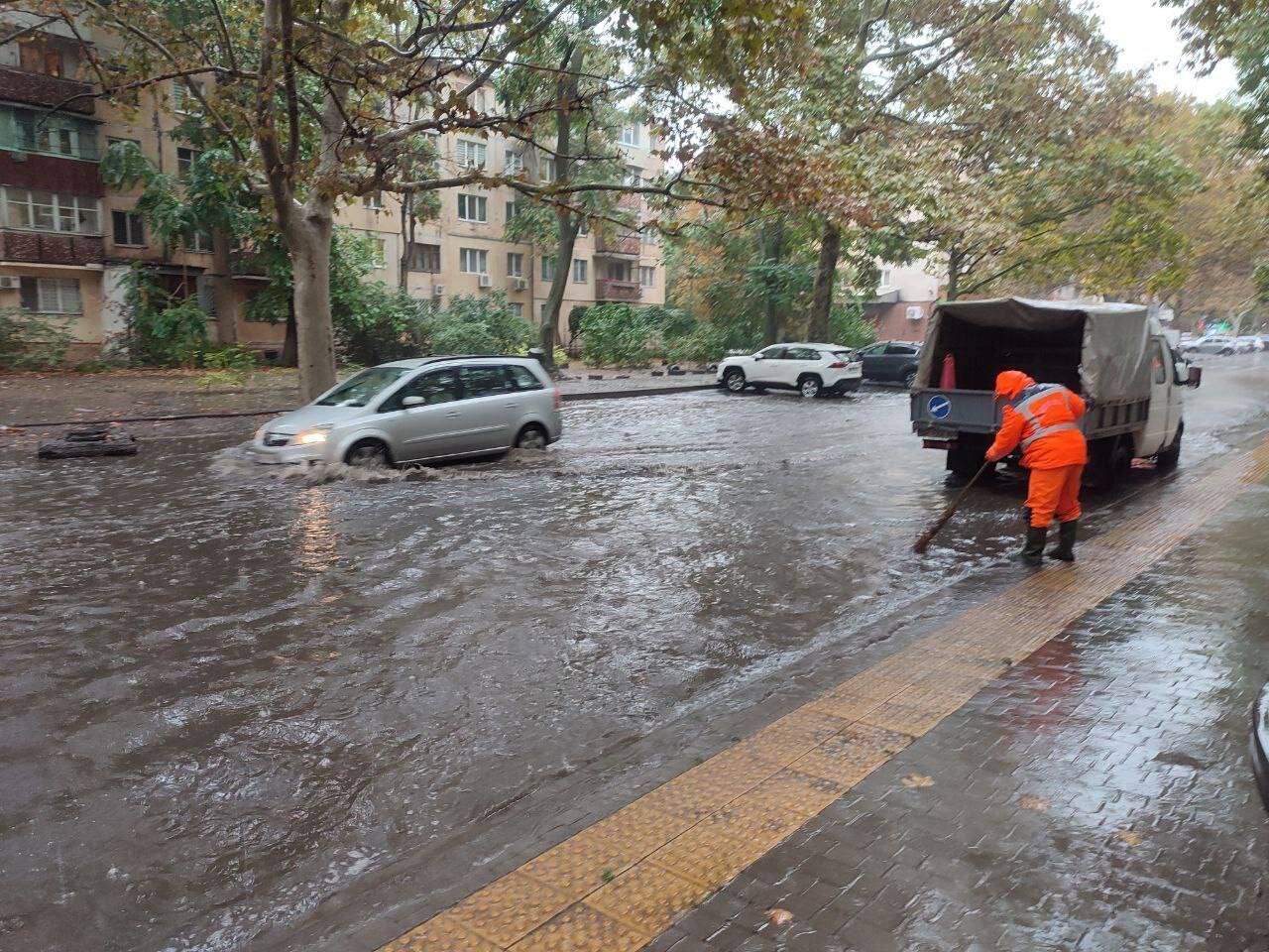 Зеленський доручив провести перевірку через трагедію в Одесі, де внаслідок негоди загинули 9 людей: в області оголошено день жалоби