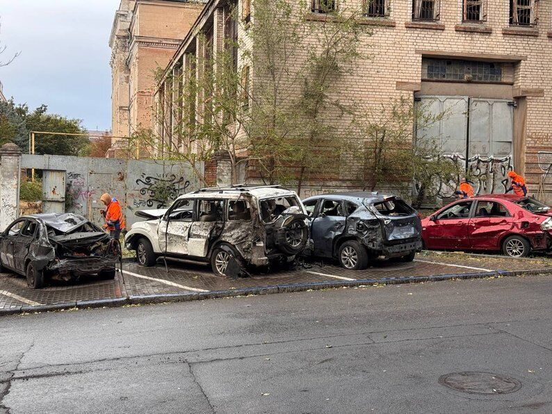 Изуродованные здания и обгоревшие авто: как выглядит центр города Днепра после российской атаки. Фото и видео