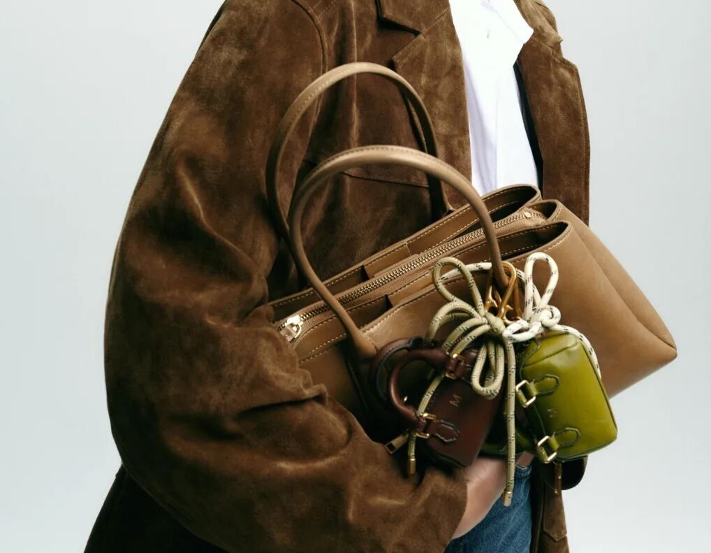Чому підвіски на сумку стали хітом: як стилізувати, щоб бути в тренді