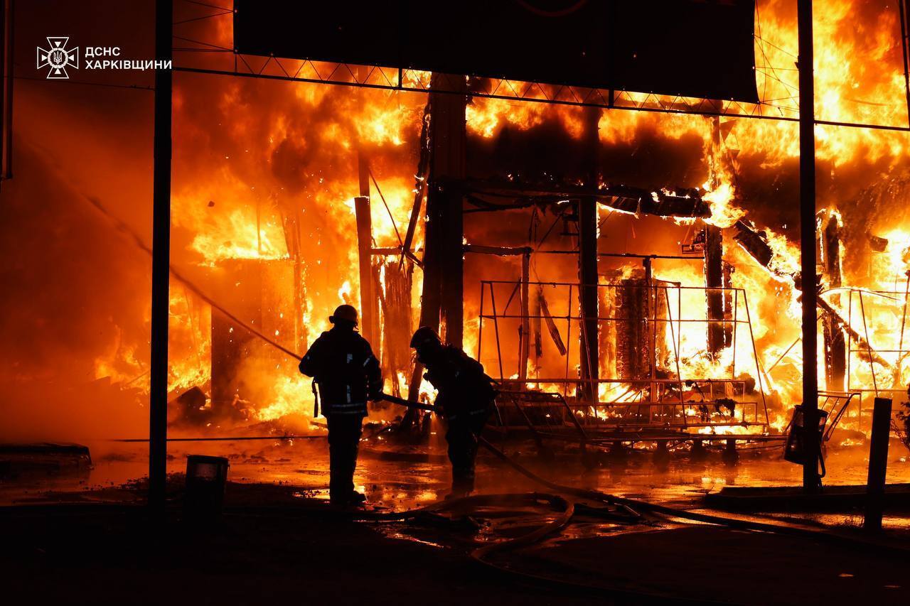 РФ вдарила по Харкову КАБами та балістикою: є постраждалі, зруйновано будинки, спалахнули пожежі. Фото та відео