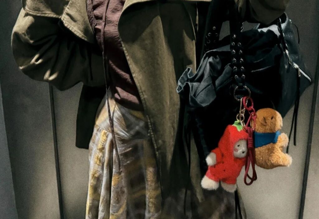 Чому підвіски на сумку стали хітом: як стилізувати, щоб бути в тренді