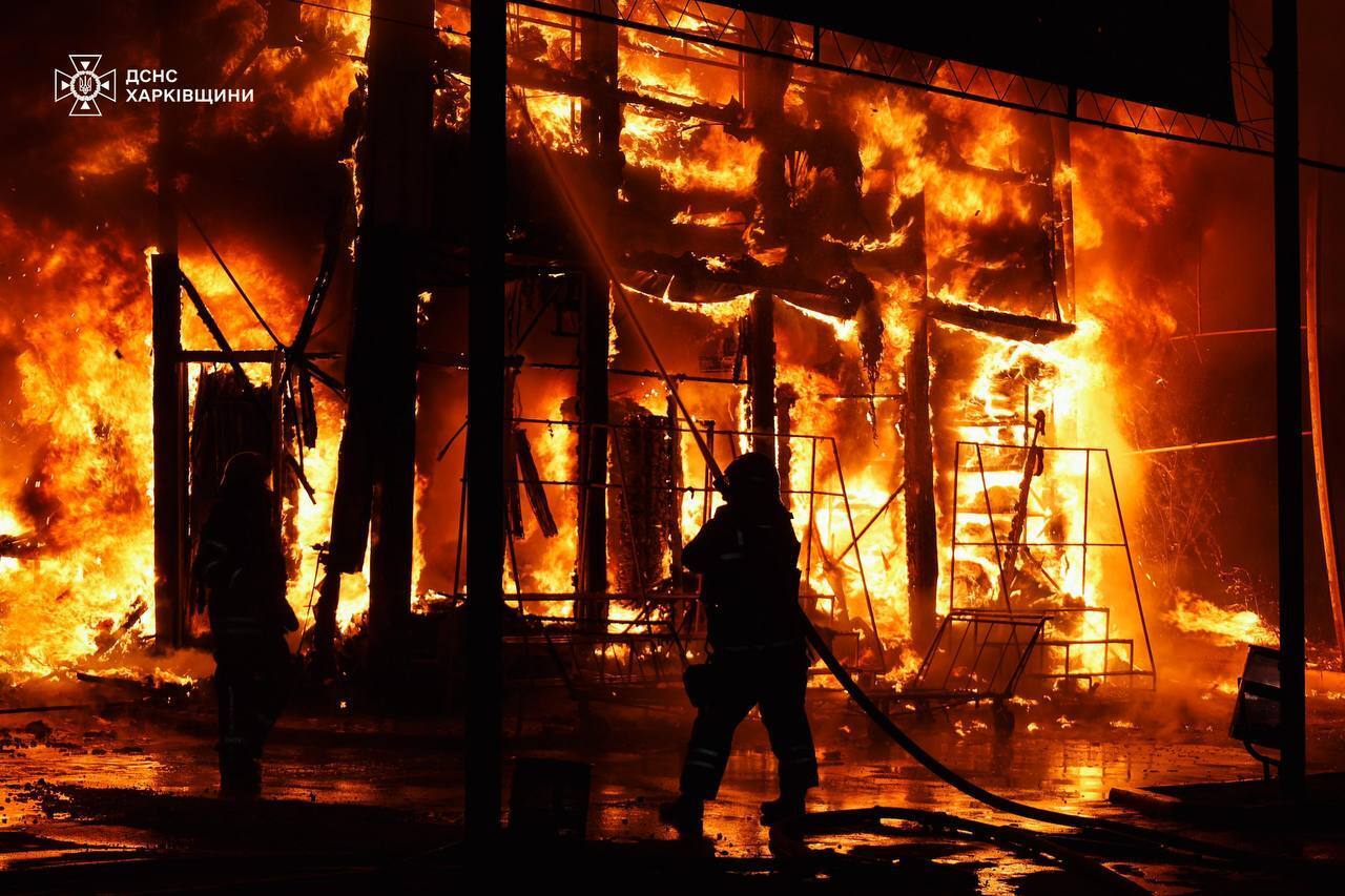 РФ вдарила по Харкову КАБами та балістикою: є постраждалі, зруйновано будинки, спалахнули пожежі. Фото та відео