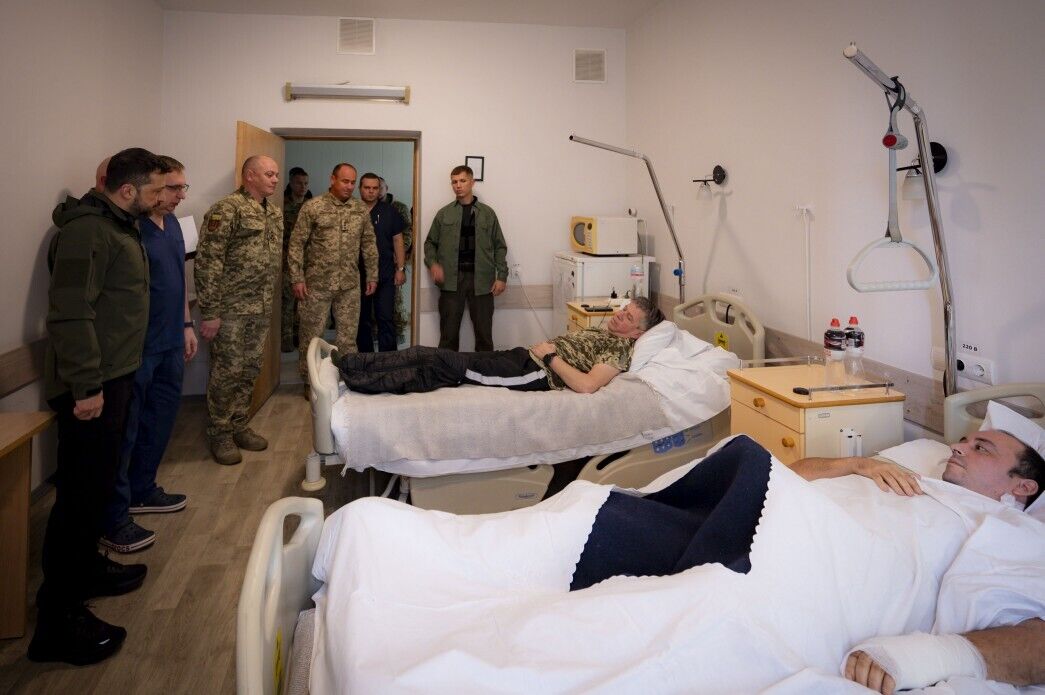 Зеленський зустрівся з воїнами, які проходять лікування після поранень, і вручив нагороди. Відео