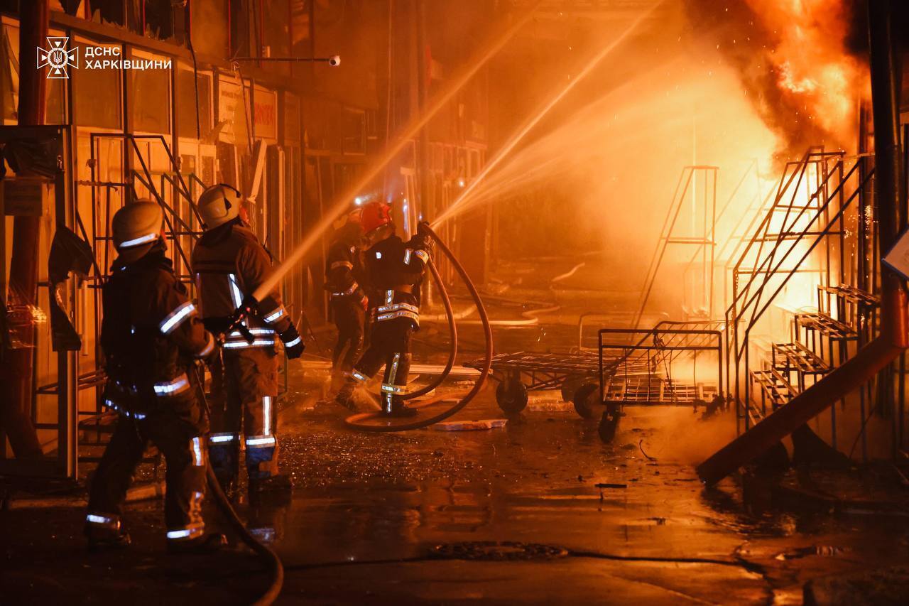 РФ вдарила по Харкову КАБами та балістикою: є постраждалі, зруйновано будинки, спалахнули пожежі. Фото та відео