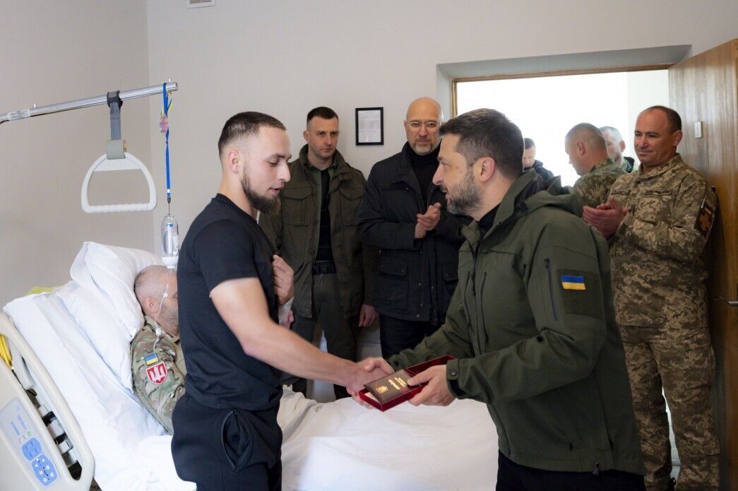 Зеленський зустрівся з воїнами, які проходять лікування після поранень, і вручив нагороди. Відео