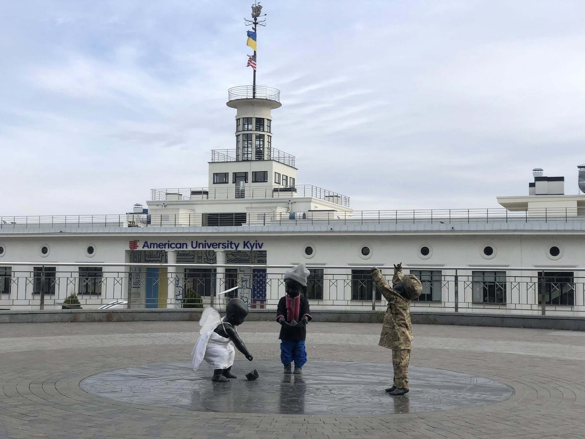 Скульптуры малышей-основателей Киева переодели в честь Дня защитников и защитниц. Фото
