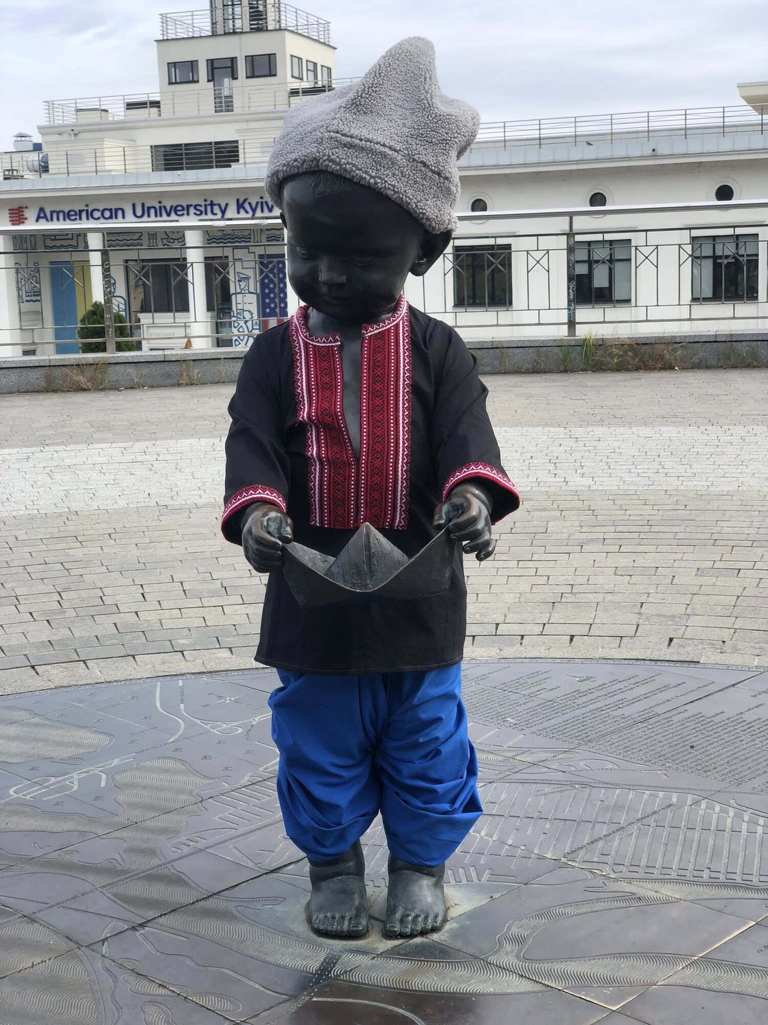 Скульптуры малышей-основателей Киева переодели в честь Дня защитников и защитниц. Фото