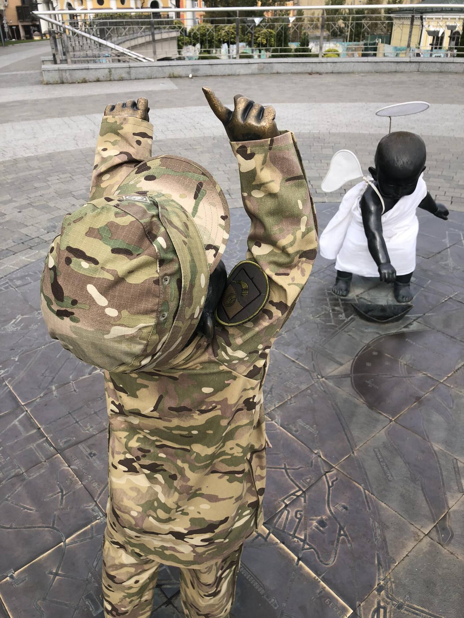 Скульптуры малышей-основателей Киева переодели в честь Дня защитников и защитниц. Фото