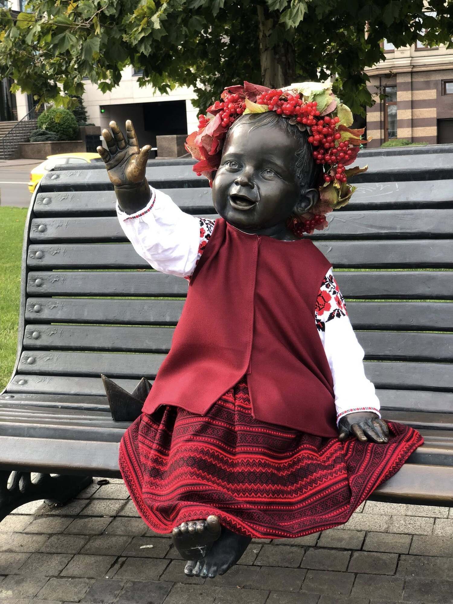 Скульптуры малышей-основателей Киева переодели в честь Дня защитников и защитниц. Фото