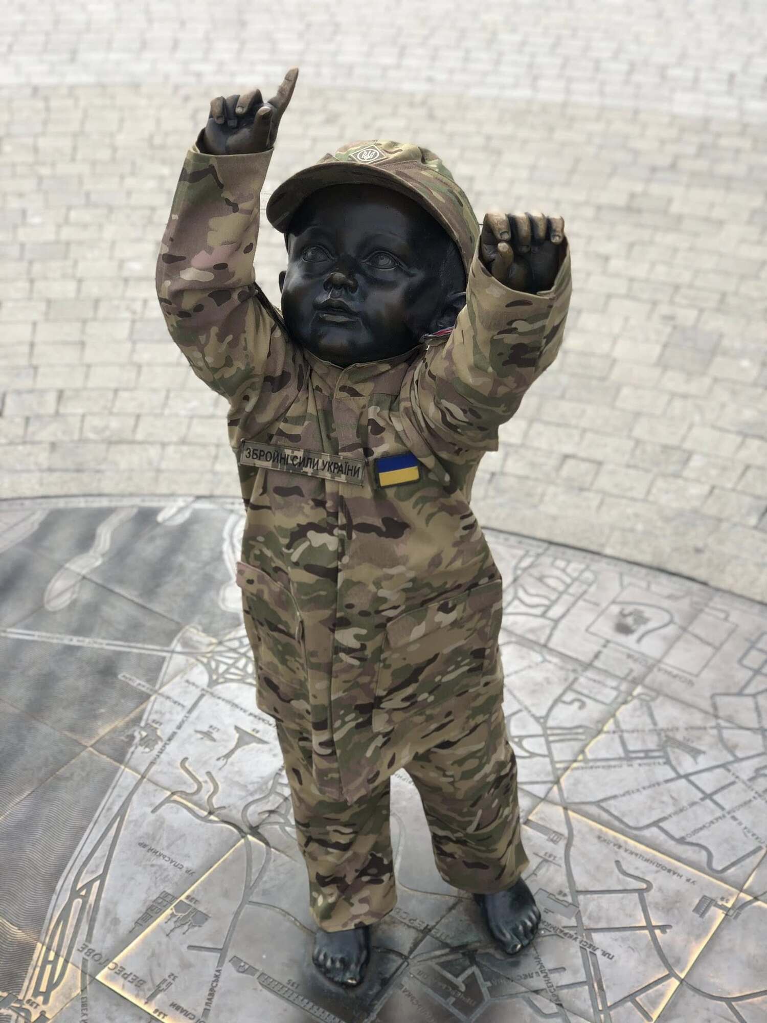 Скульптуры малышей-основателей Киева переодели в честь Дня защитников и защитниц. Фото