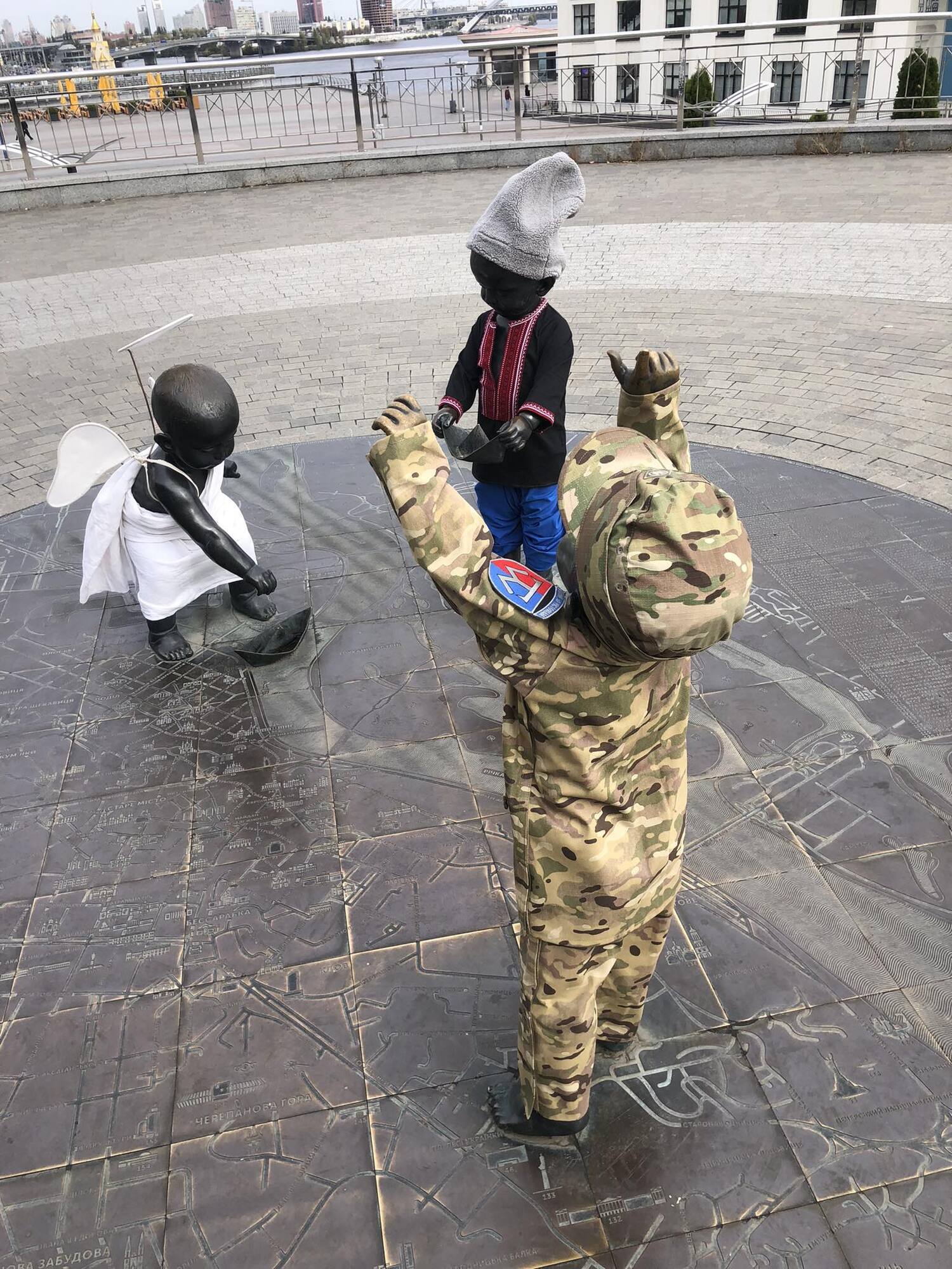 Скульптуры малышей-основателей Киева переодели в честь Дня защитников и защитниц. Фото