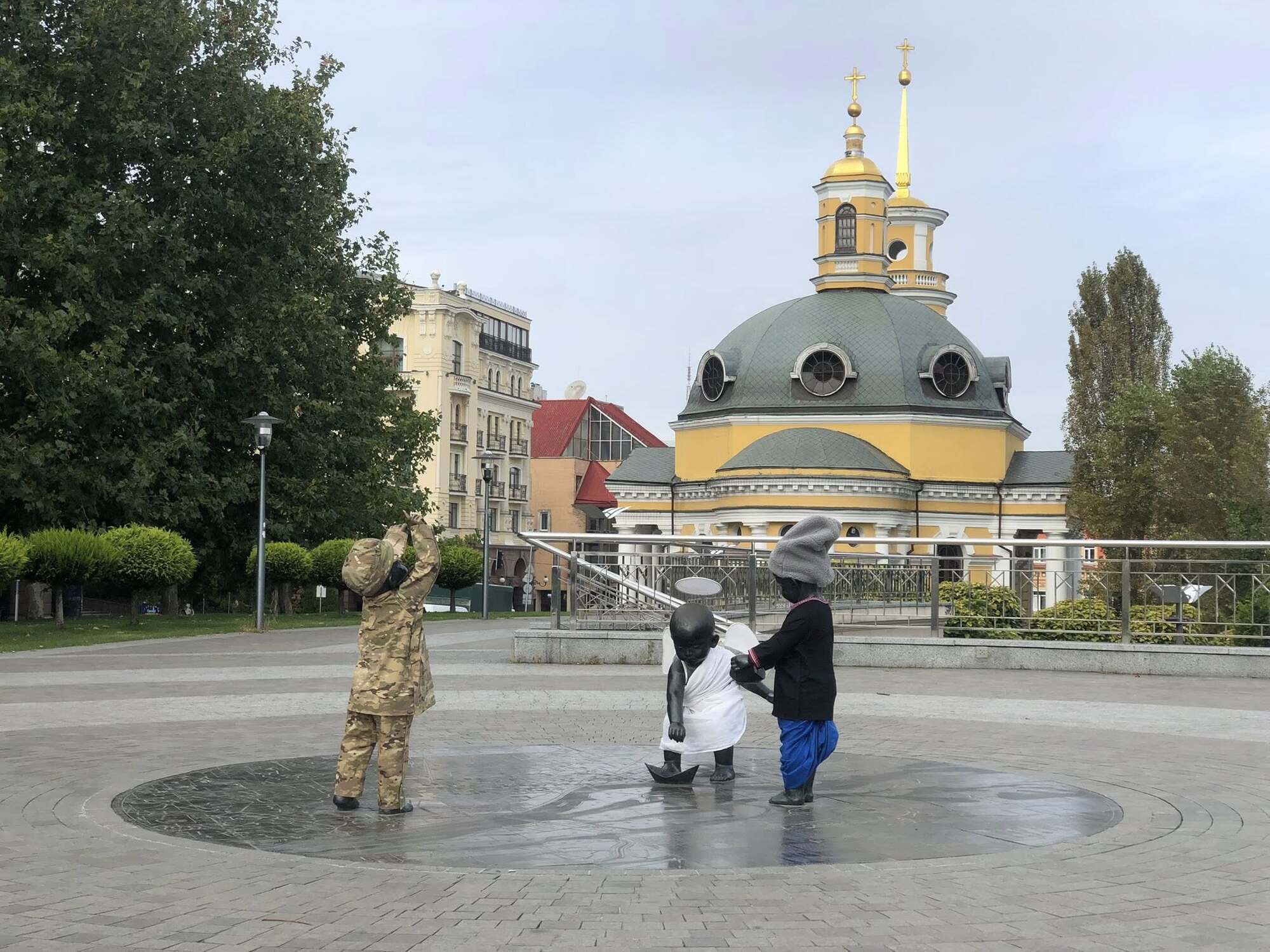 Скульптуры малышей-основателей Киева переодели в честь Дня защитников и защитниц. Фото