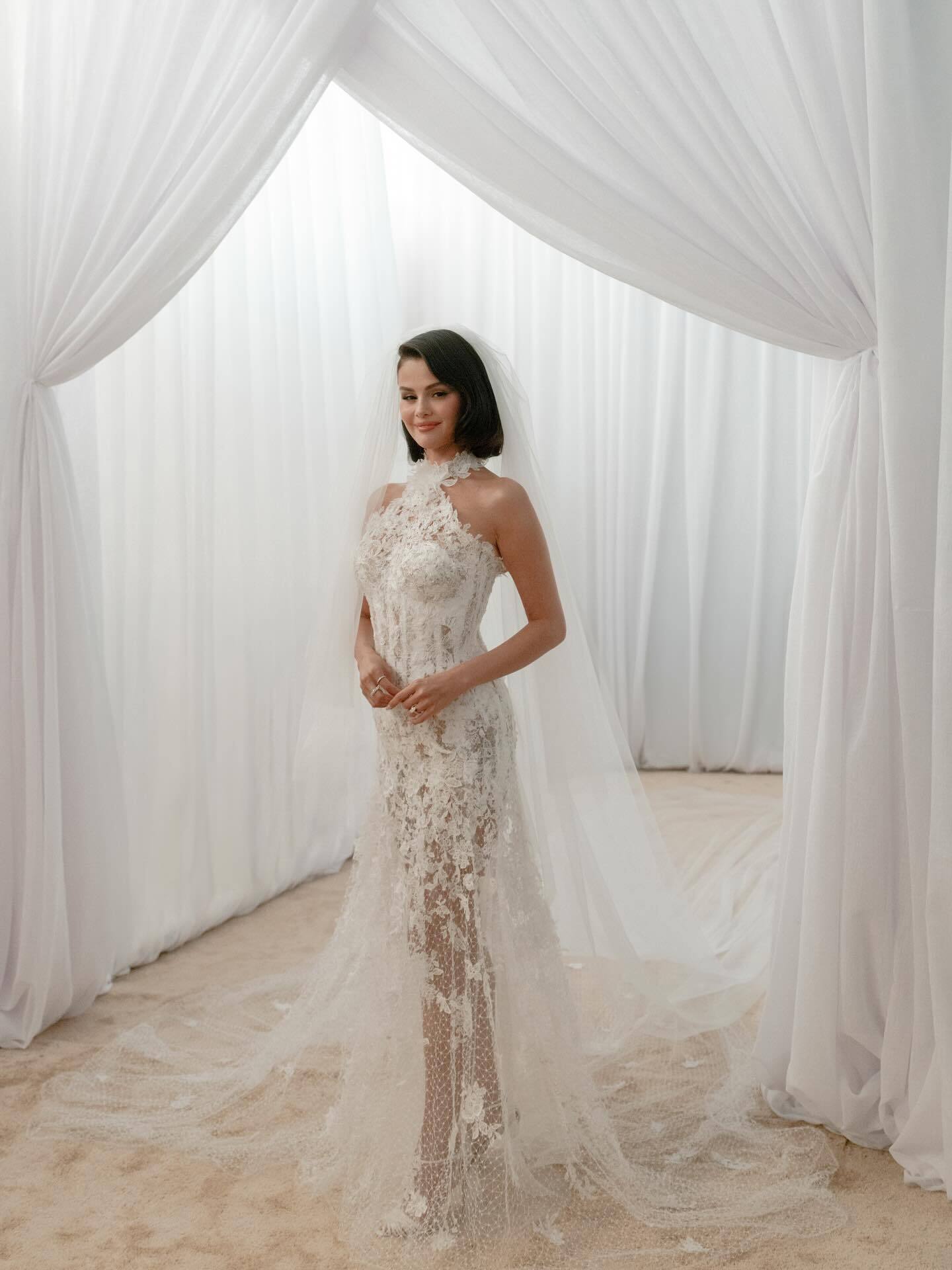 Букет конвалій і напівпрозоре мереживо: Селена Гомес уперше зблизька показала три свої весільні сукні та здивувала вибором бренду. Фото