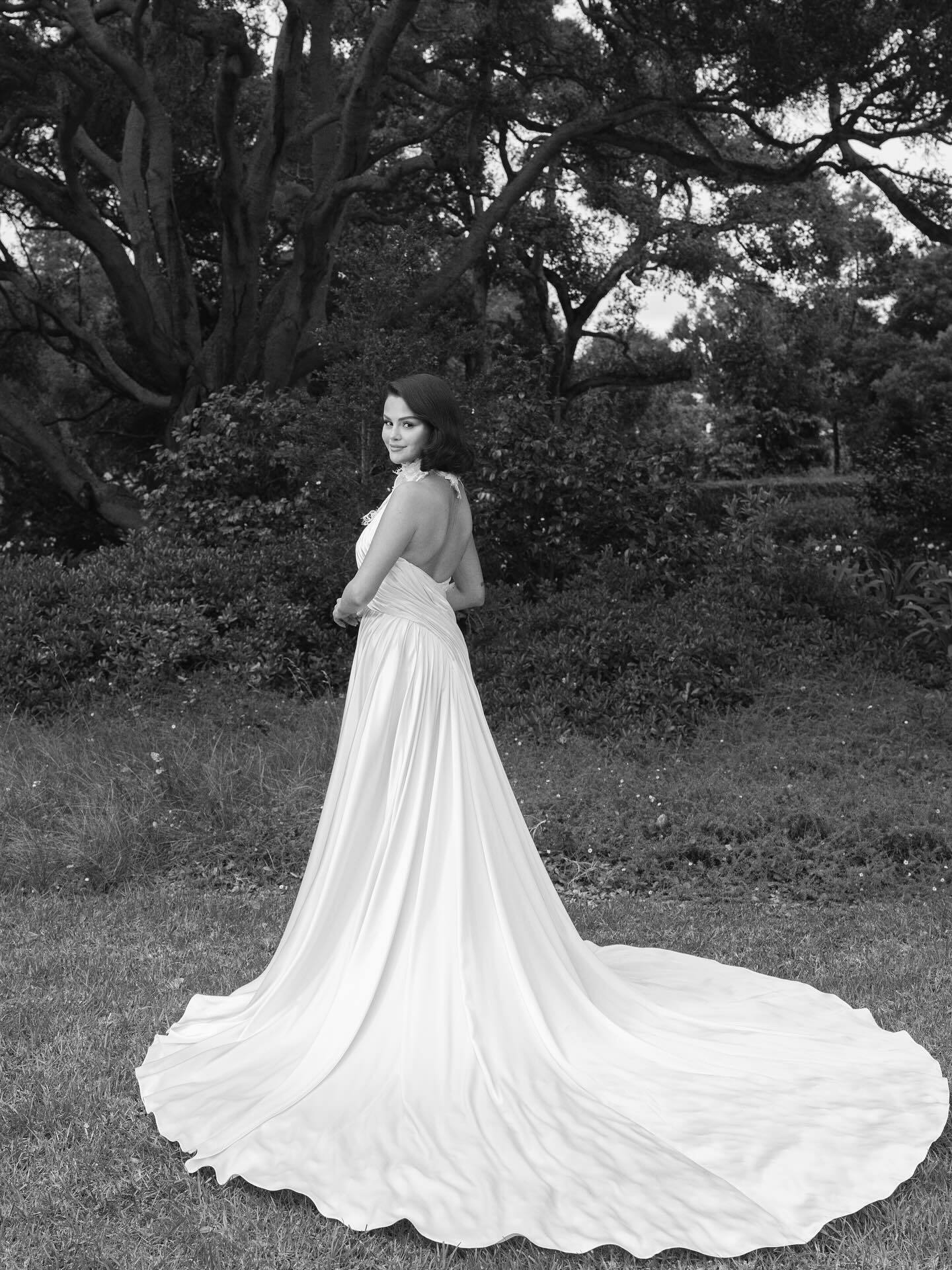 Букет конвалій і напівпрозоре мереживо: Селена Гомес уперше зблизька показала три свої весільні сукні та здивувала вибором бренду. Фото