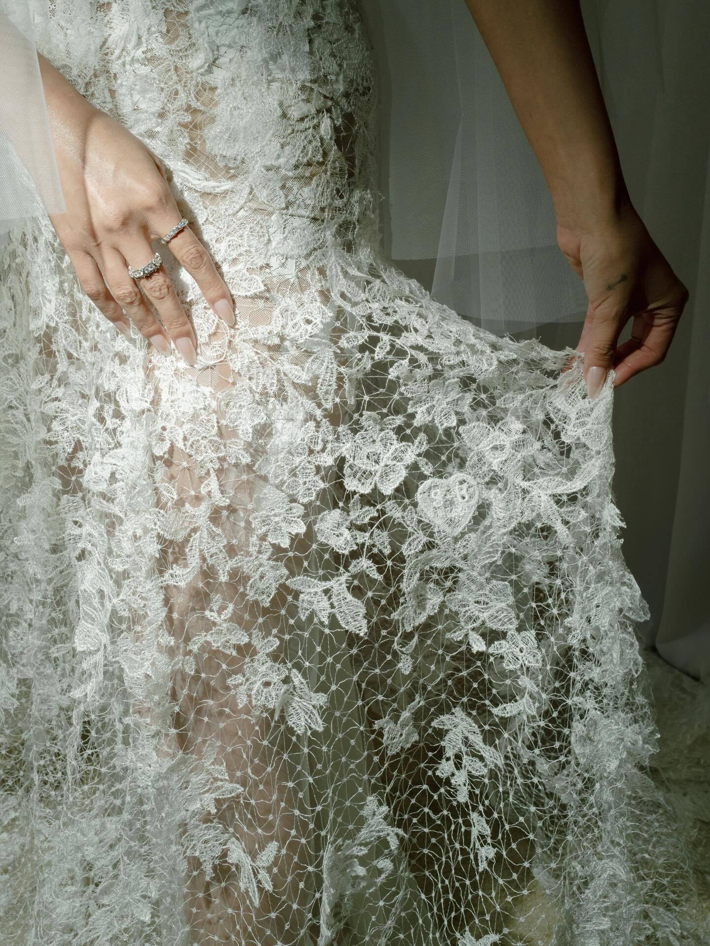 Букет конвалій і напівпрозоре мереживо: Селена Гомес уперше зблизька показала три свої весільні сукні та здивувала вибором бренду. Фото