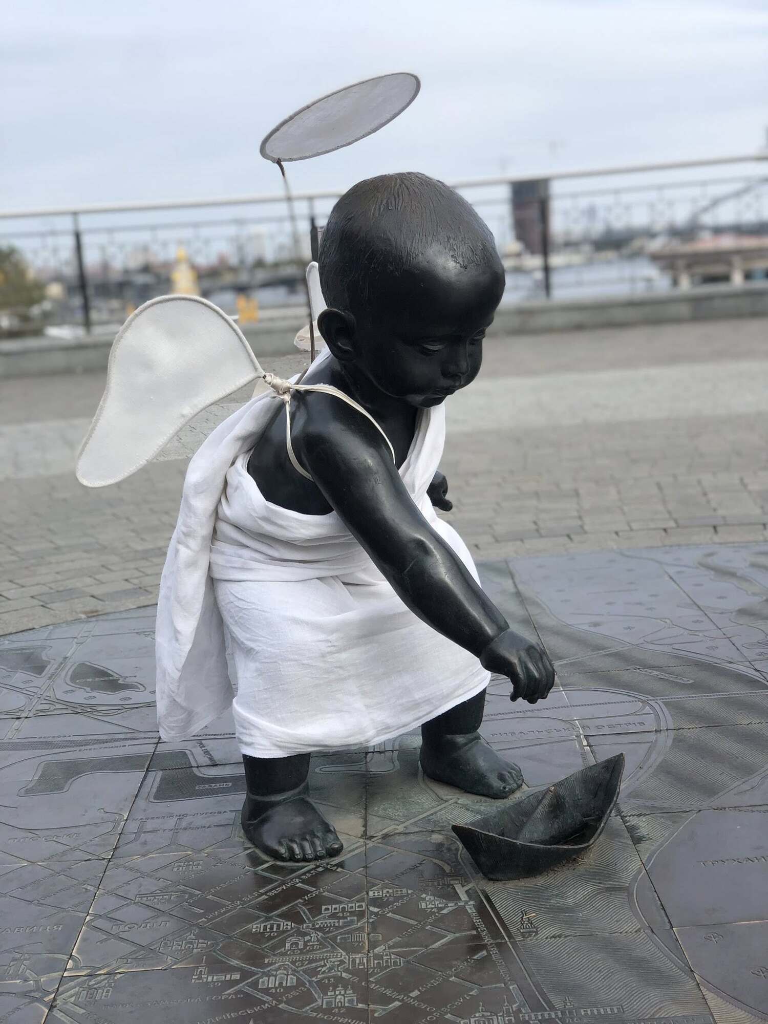 Скульптуры малышей-основателей Киева переодели в честь Дня защитников и защитниц. Фото