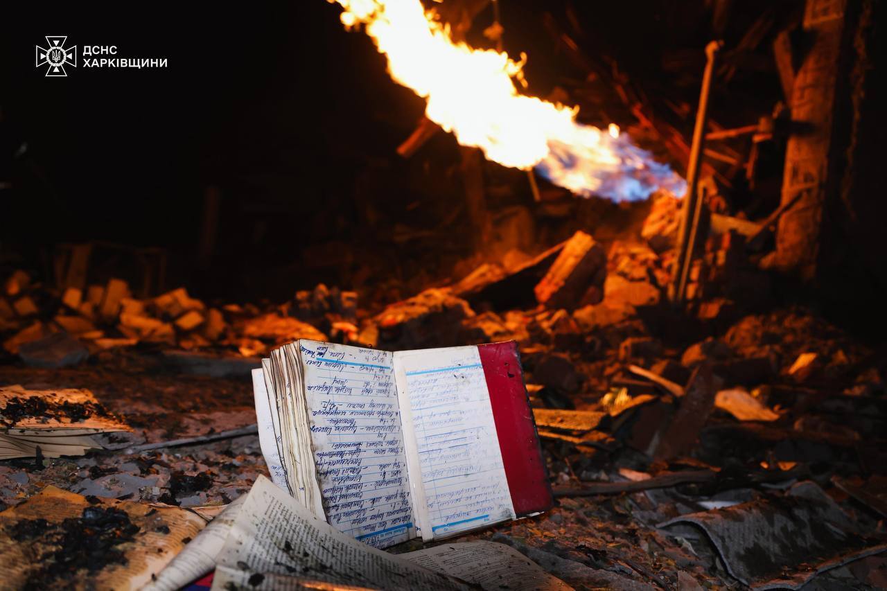 РФ вдарила по Харкову КАБами та балістикою: є постраждалі, зруйновано будинки, спалахнули пожежі. Фото та відео