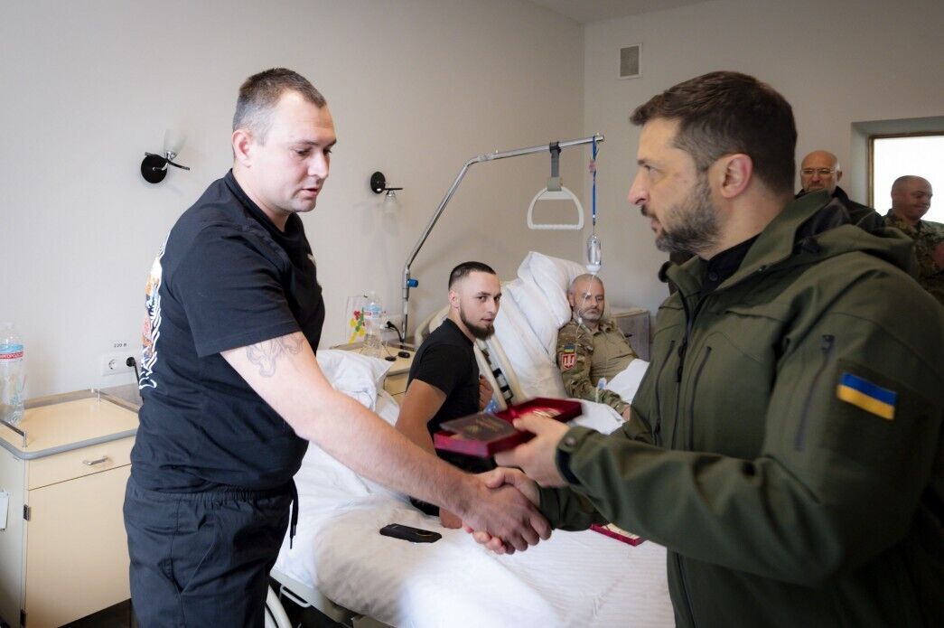 Зеленський зустрівся з воїнами, які проходять лікування після поранень, і вручив нагороди. Відео