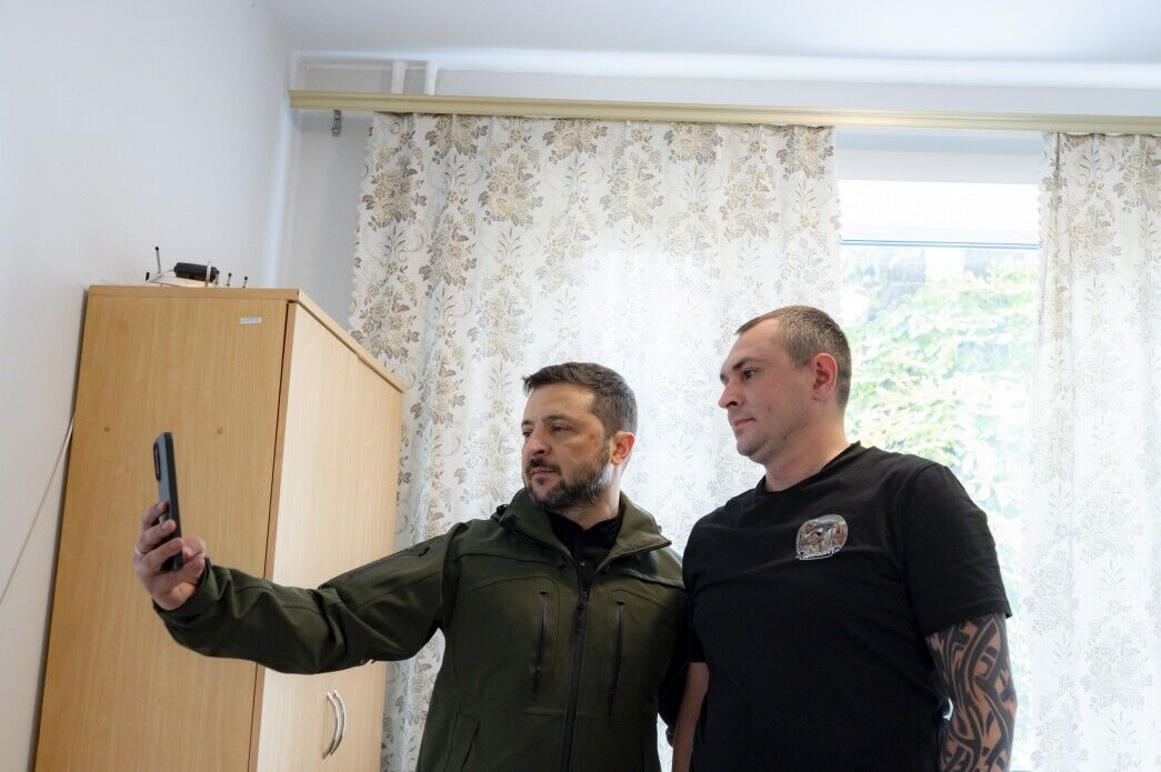 Зеленський зустрівся з воїнами, які проходять лікування після поранень, і вручив нагороди. Відео