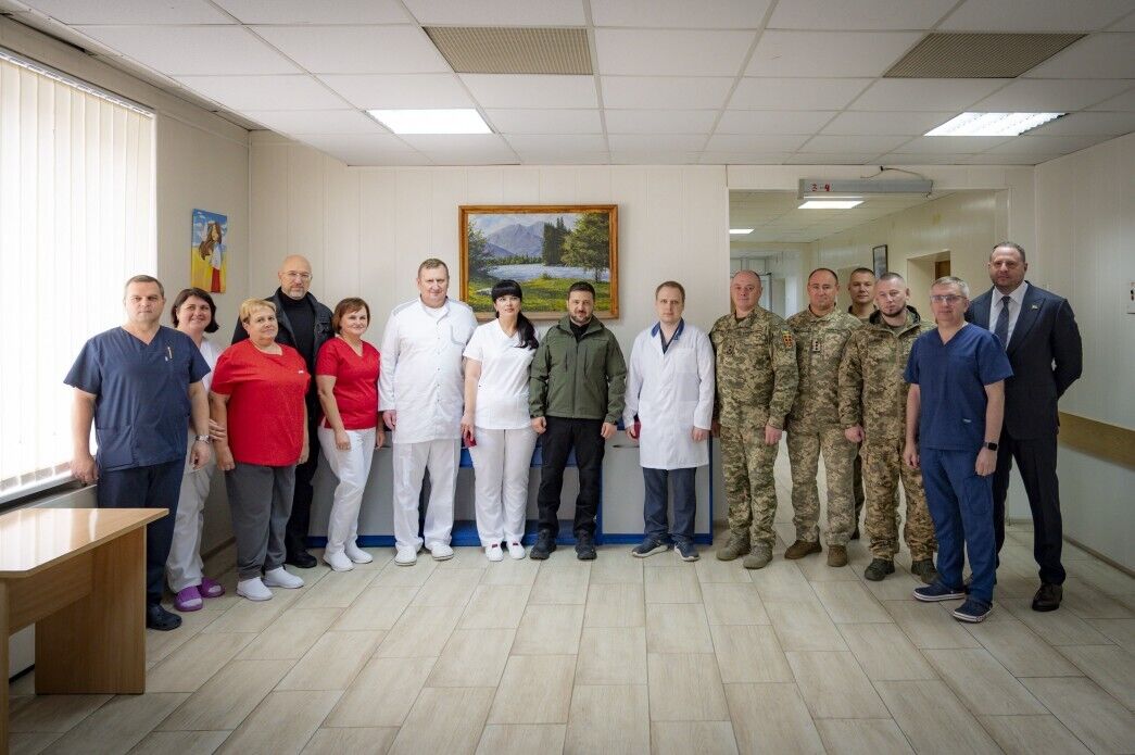 Зеленський зустрівся з воїнами, які проходять лікування після поранень, і вручив нагороди. Відео