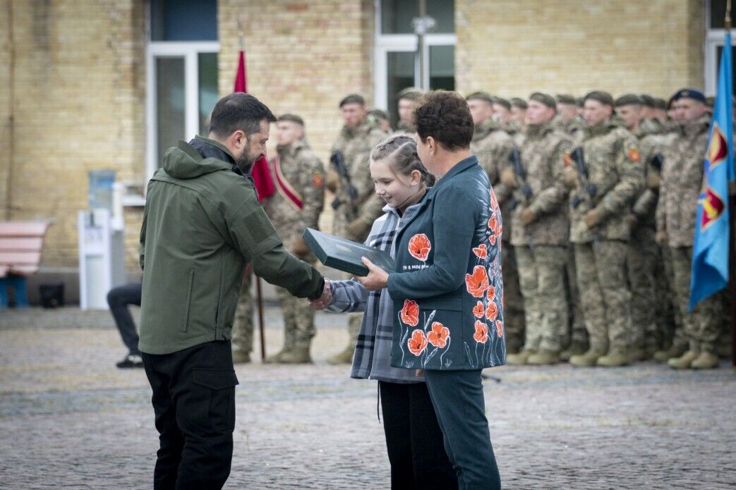 "Украина выстоит": Зеленский поздравил украинцев с Днем защитников и защитниц и повысил в званиях ряд военных. Видео