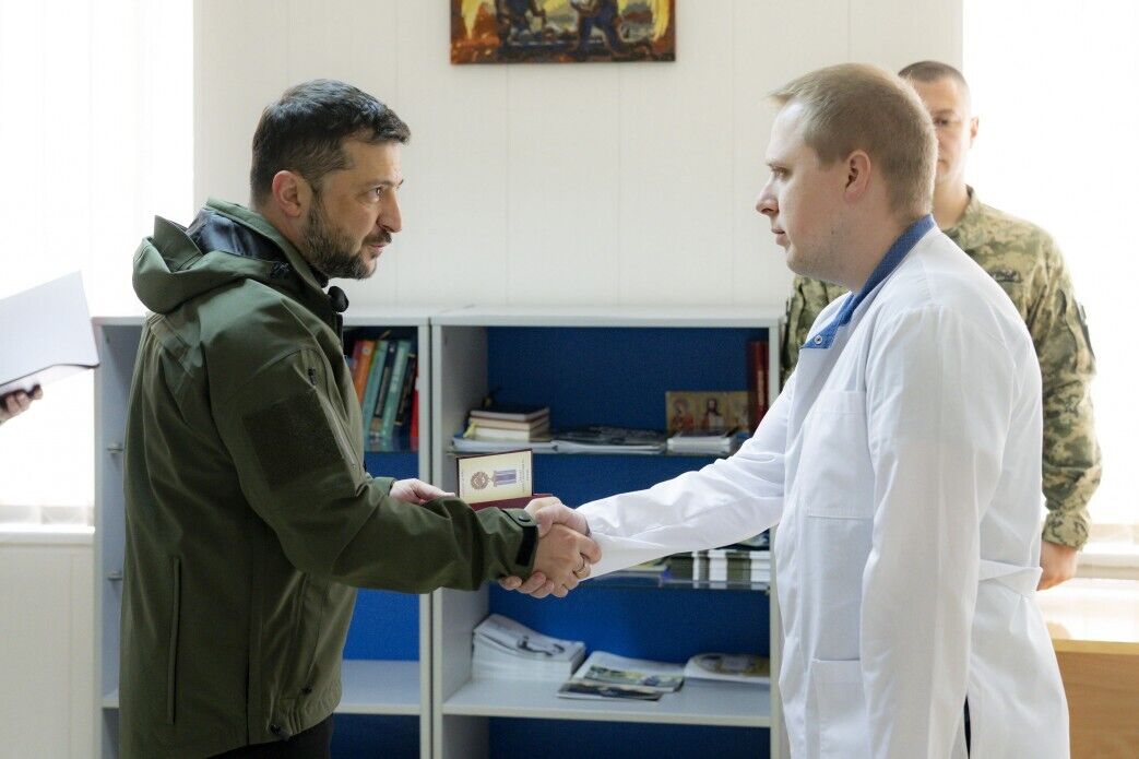 Зеленський зустрівся з воїнами, які проходять лікування після поранень, і вручив нагороди. Відео