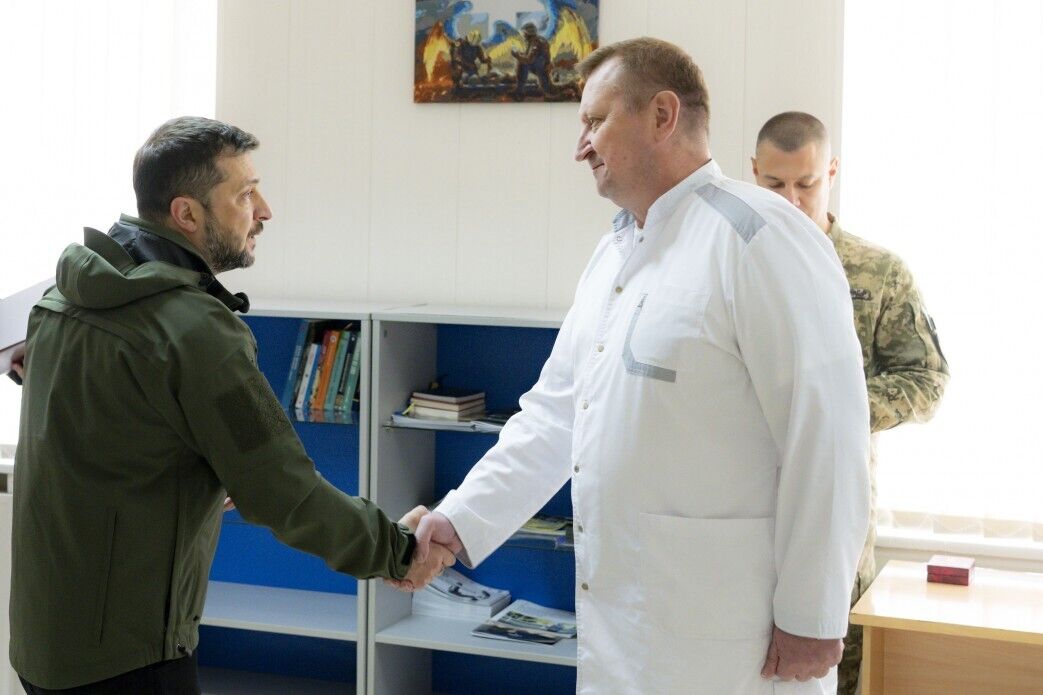 Зеленський зустрівся з воїнами, які проходять лікування після поранень, і вручив нагороди. Відео