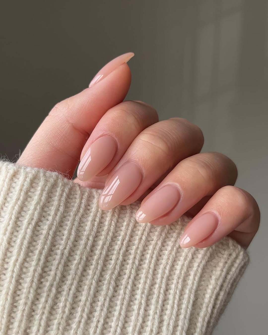 Підійдуть до будь-якого вбрання: який манікюр обрати восени, якщо ви працюєте в офісі