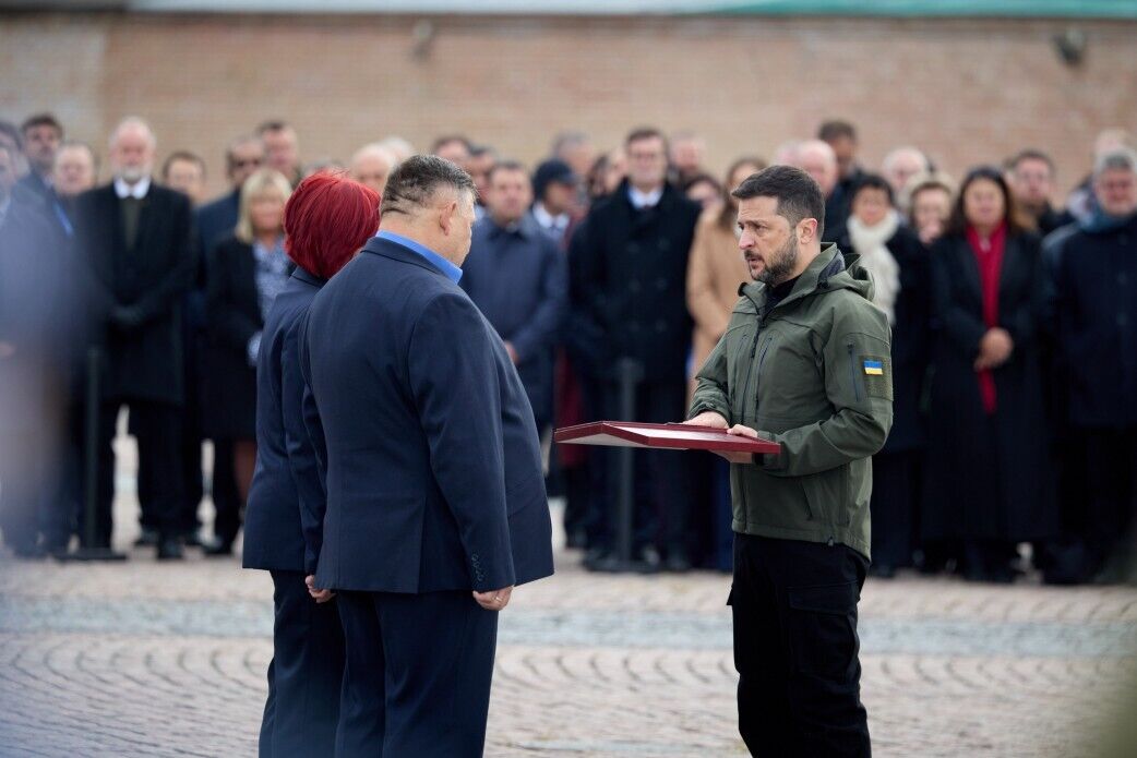 "Украина выстоит": Зеленский поздравил украинцев с Днем защитников и защитниц и повысил в званиях ряд военных. Видео