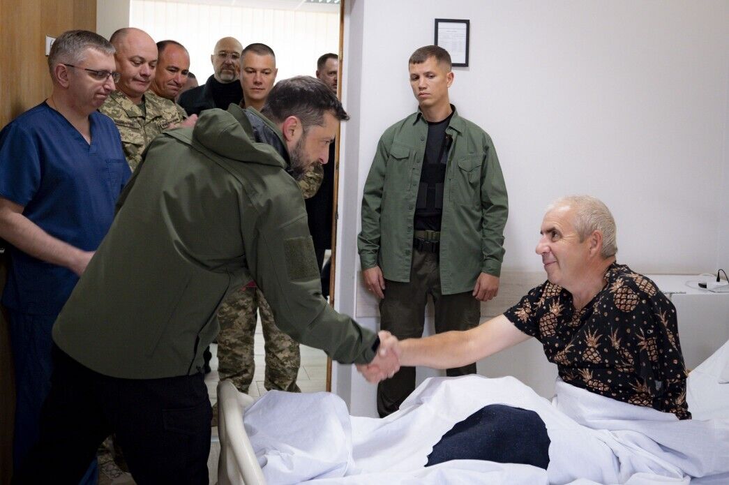 Зеленський зустрівся з воїнами, які проходять лікування після поранень, і вручив нагороди. Відео
