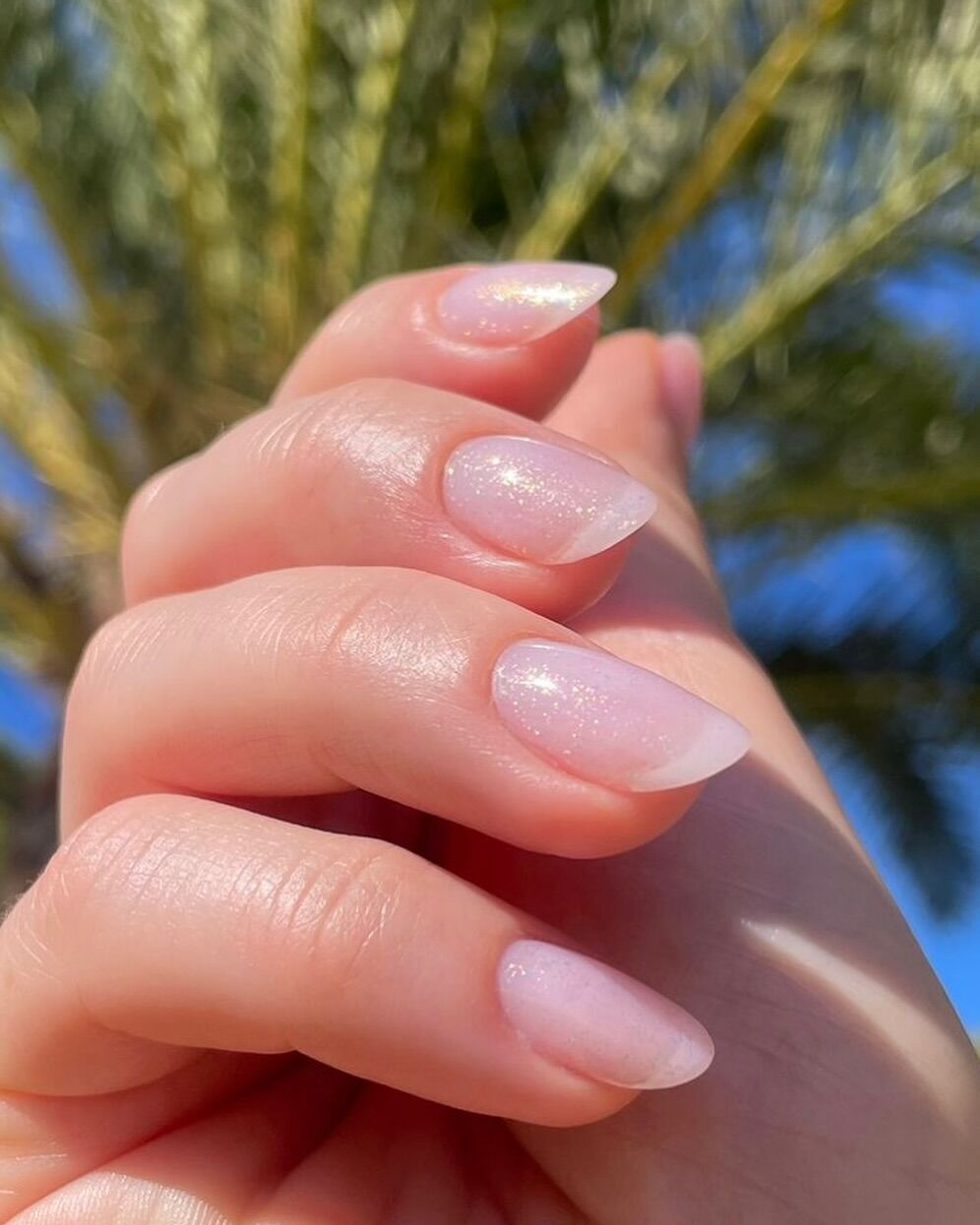Забудьте про французький манікюр: "тюлеві нігті" стали найрозкішнішим трендом сезону