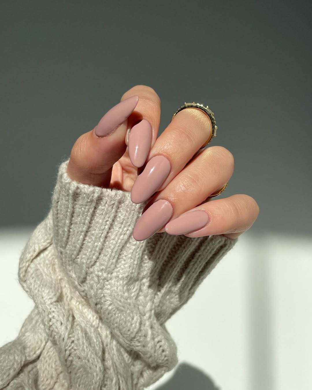 Підійдуть до будь-якого вбрання: який манікюр обрати восени, якщо ви працюєте в офісі