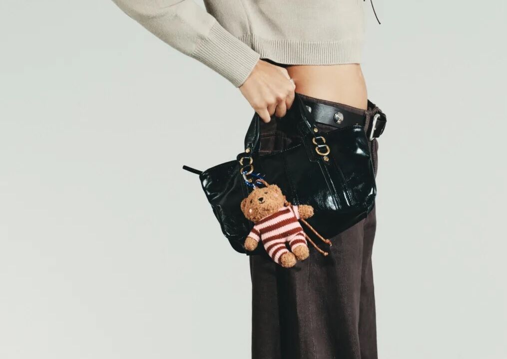 Чому підвіски на сумку стали хітом: як стилізувати, щоб бути в тренді