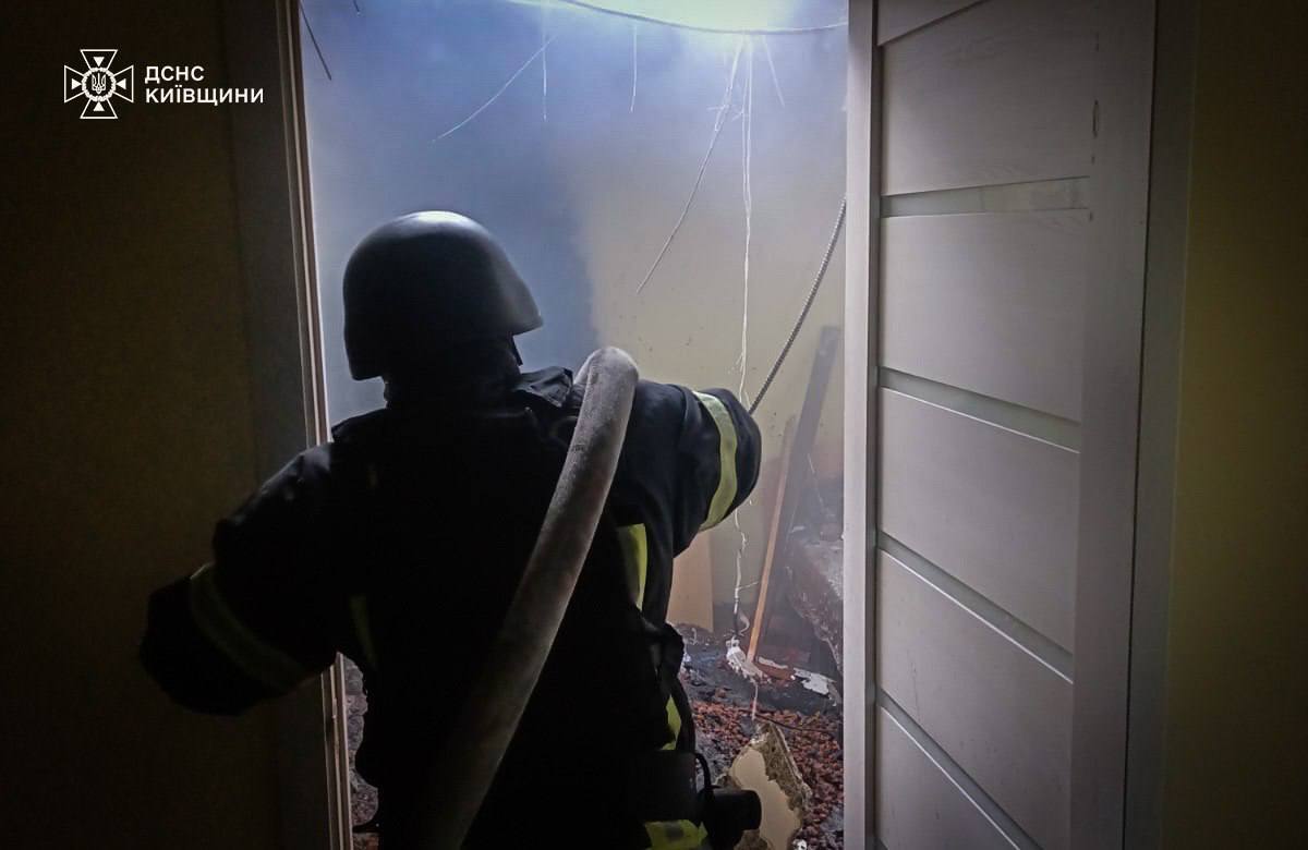 Виникла пожежа: у ДСНС розповіли про наслідки ранкової російської атаки на Київщину. Фото