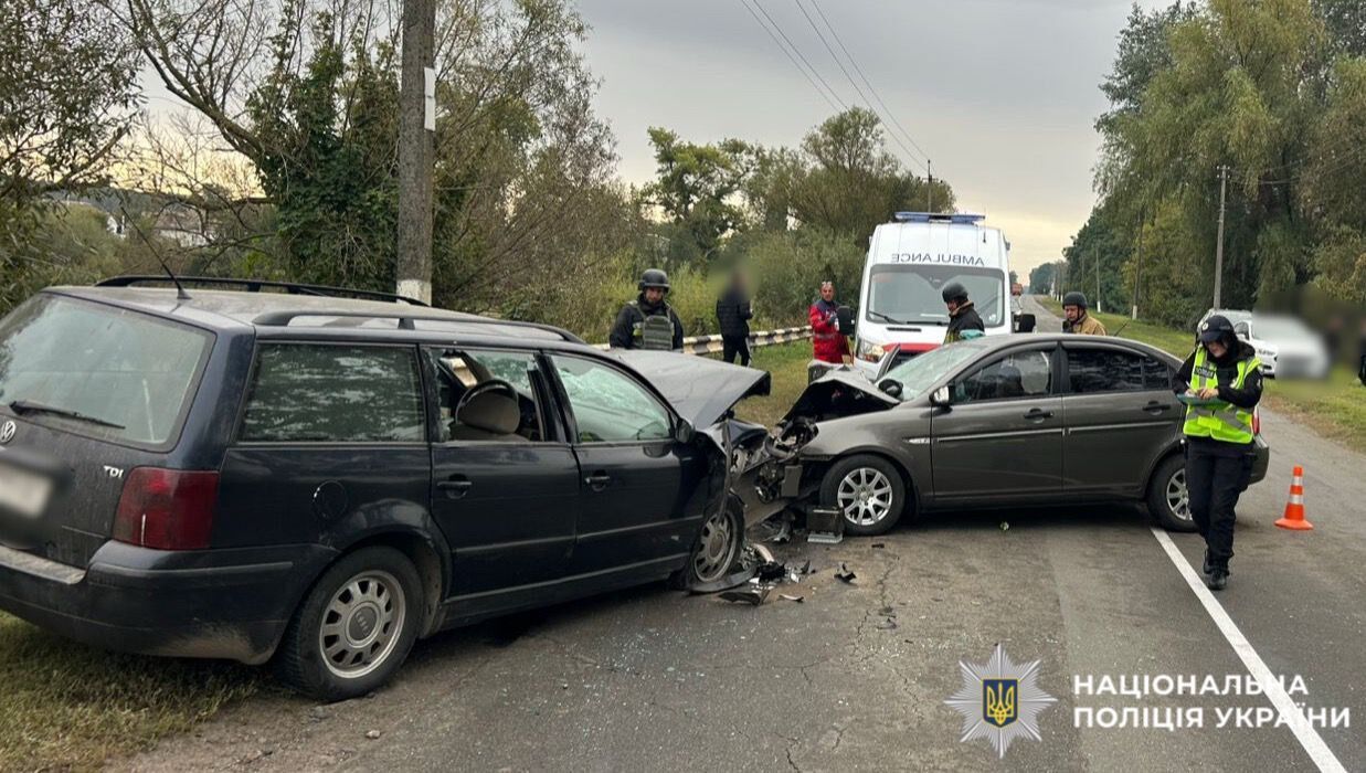 На Київщині внаслідок лобового зіткнення легковиків є загиблий та постраждалі. Подробиці ДТП і фото