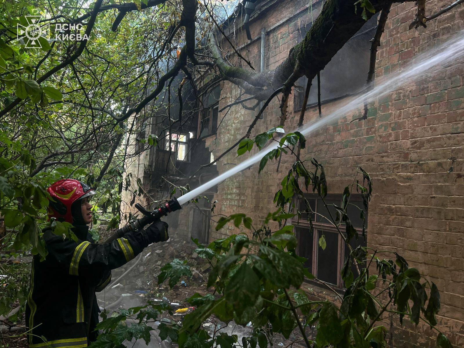 Стовп диму було видно здалеку: у Києві поблизу метро "Деміївська" сталась пожежа. Подробиці, фото та відео