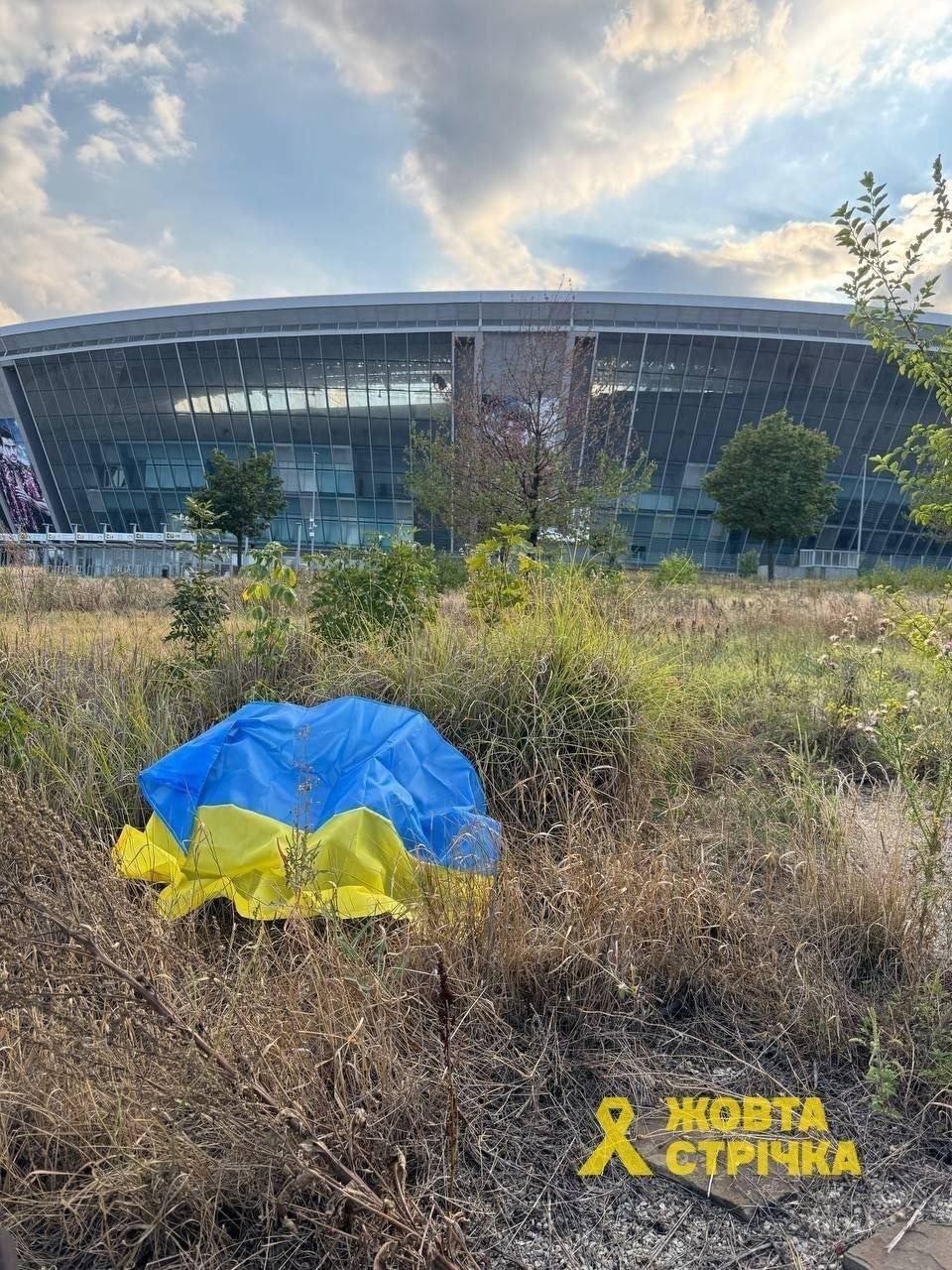 Украинские патриоты развернули флаг Украины у "Донбасс Арены" в оккупированном Донецке. Фото