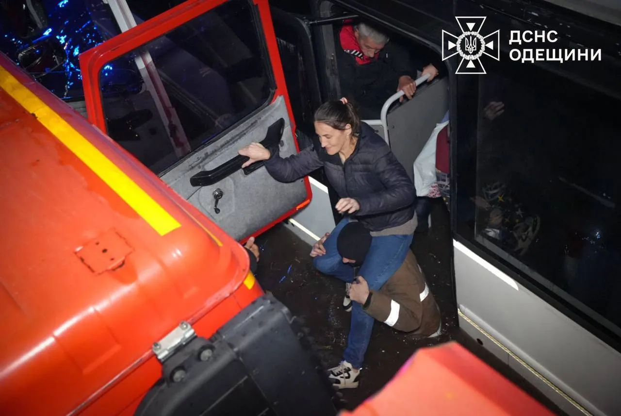 "Їх накрила хвиля": в Одесі внаслідок негоди загинула родина з п'яти осіб