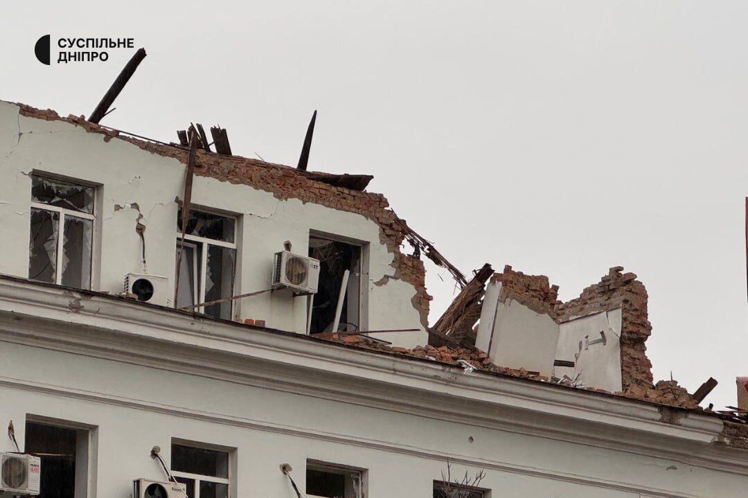 Изуродованные здания и обгоревшие авто: как выглядит центр города Днепра после российской атаки. Фото и видео