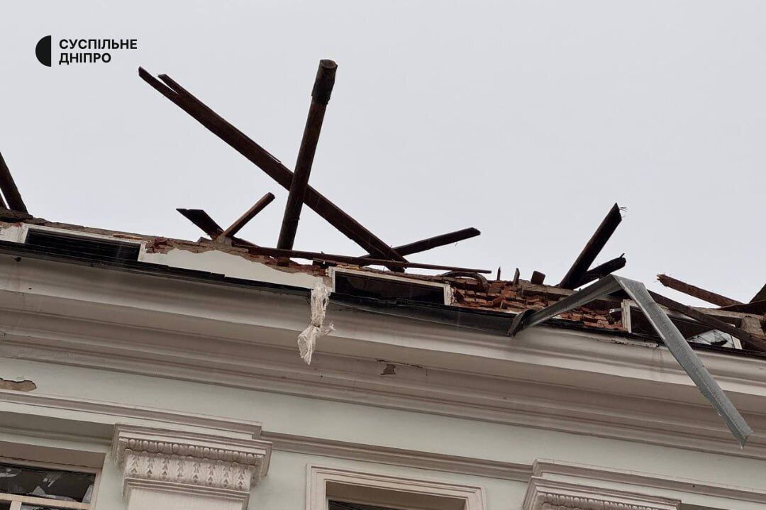 Изуродованные здания и обгоревшие авто: как выглядит центр города Днепра после российской атаки. Фото и видео