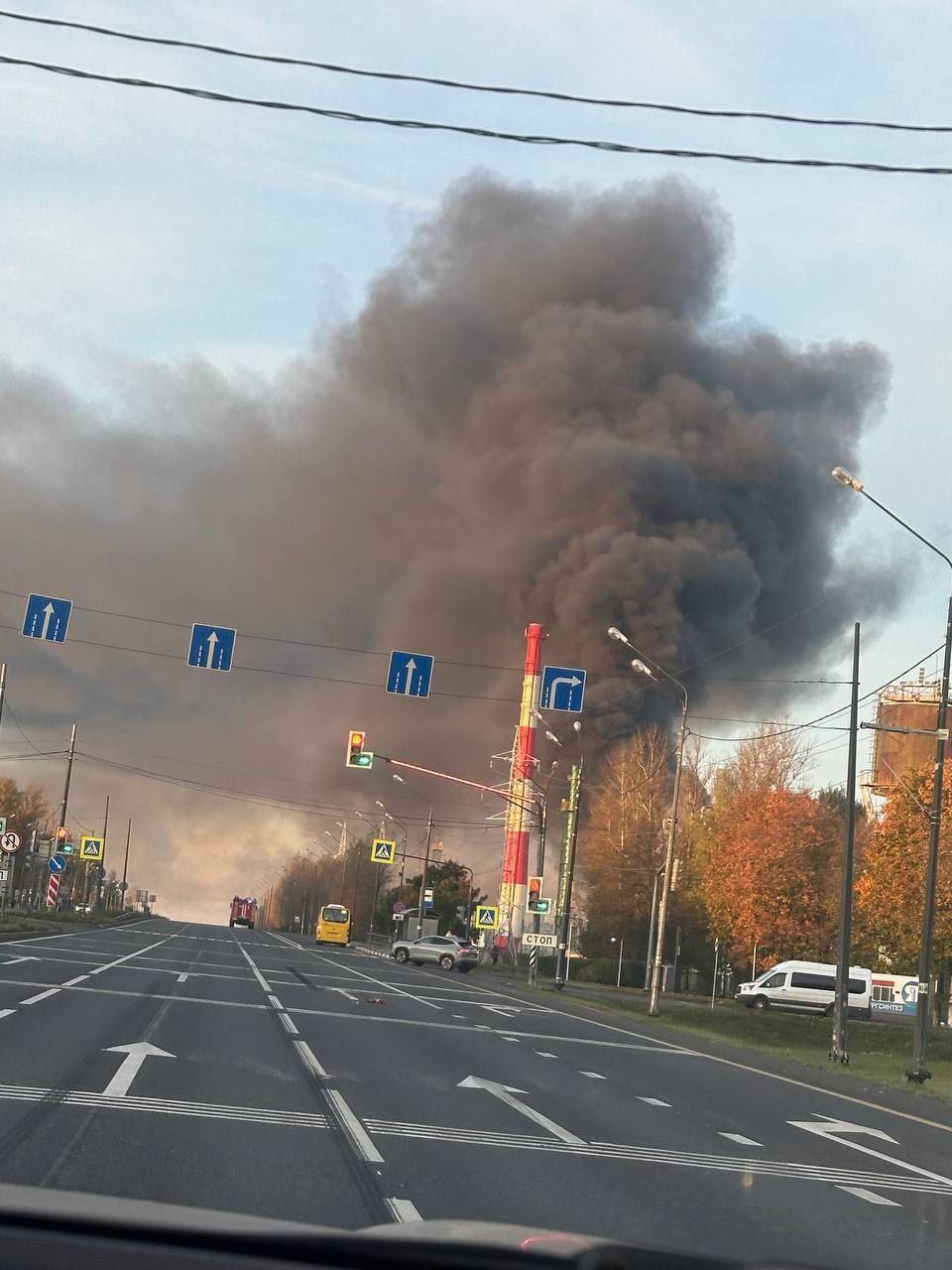 Столб дыма виден издалека: в российском Ярославле вспыхнул мощный пожар на НПЗ. Фото и видео