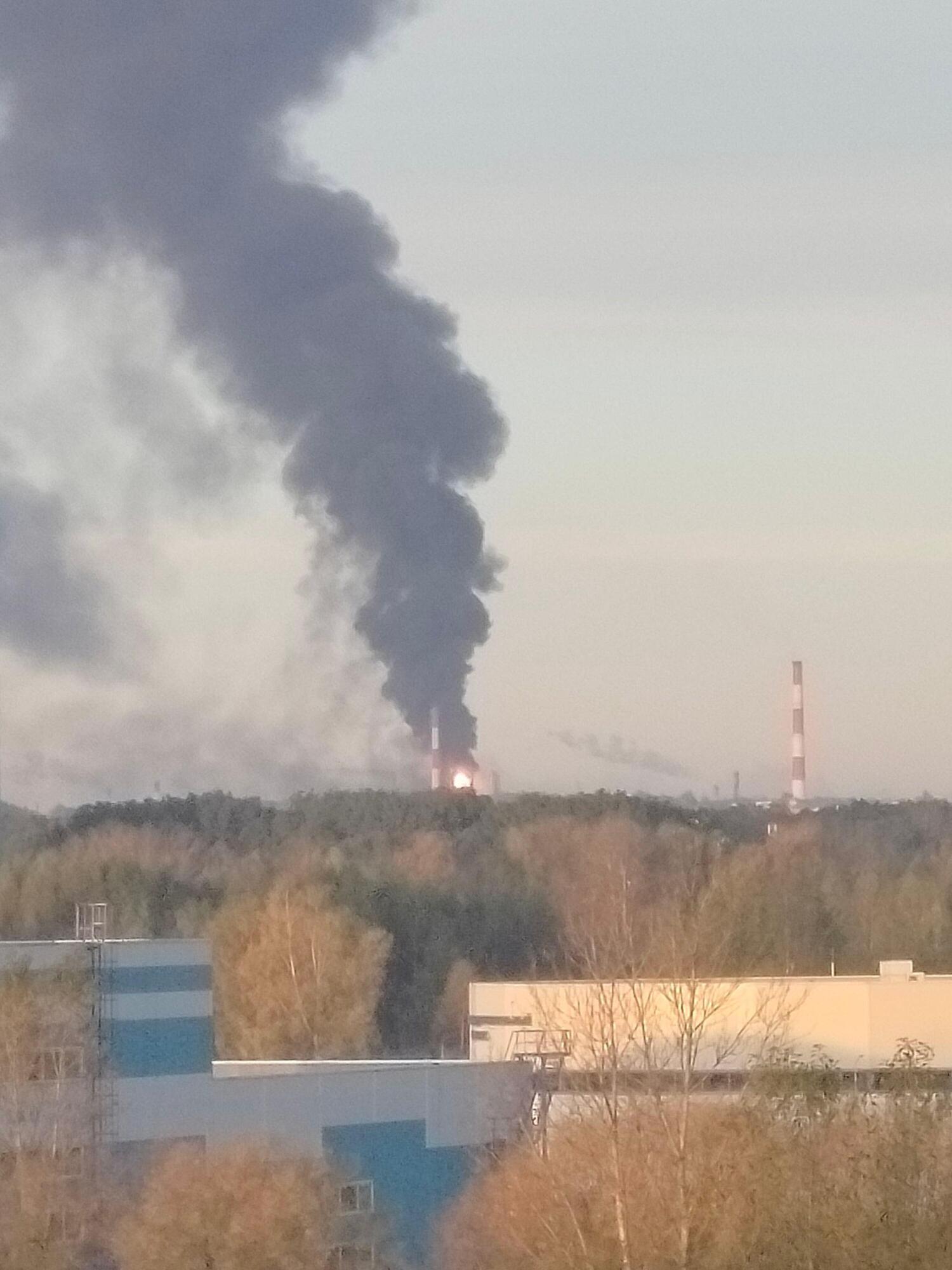 Столб дыма виден издалека: в российском Ярославле вспыхнул мощный пожар на НПЗ. Фото и видео