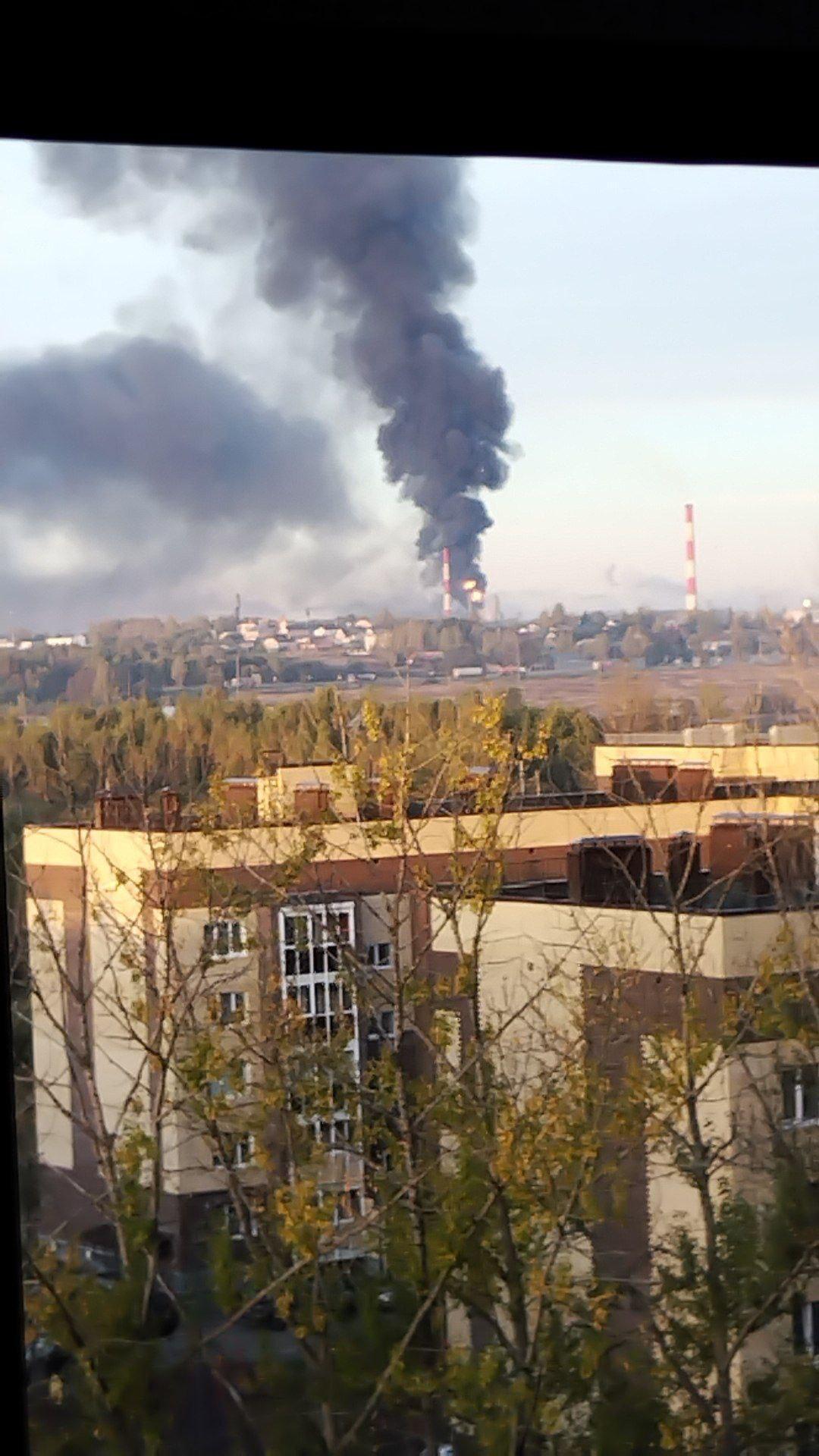 Столб дыма виден издалека: в российском Ярославле вспыхнул мощный пожар на НПЗ. Фото и видео