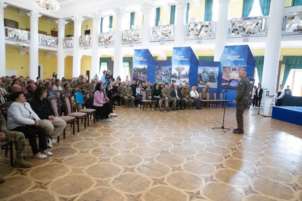 Кличко встретился в столице с киевлянами-защитниками: воины получили награды от городского головы. Фото